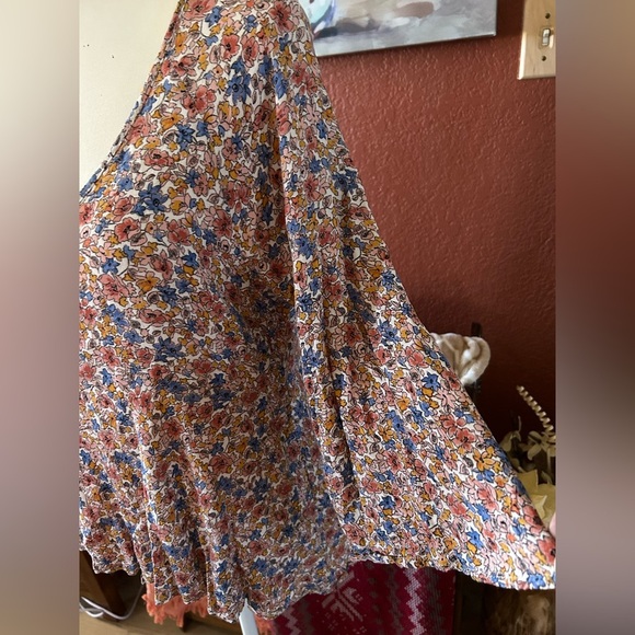 Rachel Zoe Size Medium V Neck 3/4 Flare Sleeve Babydoll Top Floral Print Hi Low - Picture 2 of 6